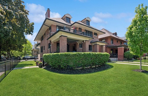Rogers Park Condo | Cozy 3BR on Chicago's North Side & Free Parking On-premises!