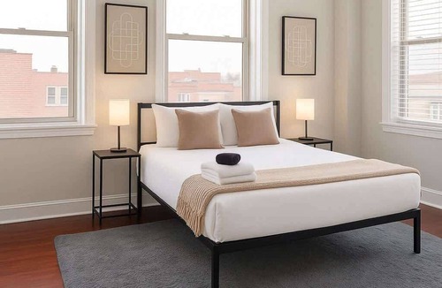 Hyde Park Apartment | Cozy 3BR with Contemporary Vibe