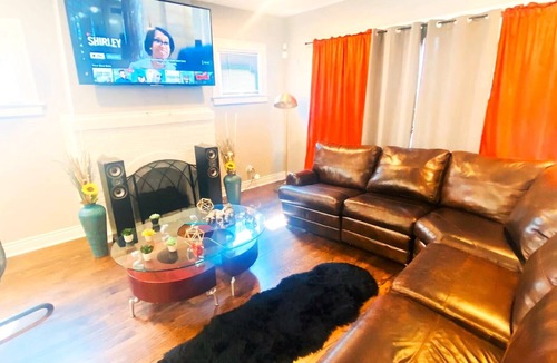 Roseland House | Cozy 4/5BR haven near 95th station. Ideal for friends, family, biz & more!