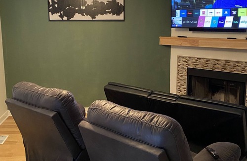 Woodlawn House | Cozy 4 BdRm 6 Bd House near Hyde Park!