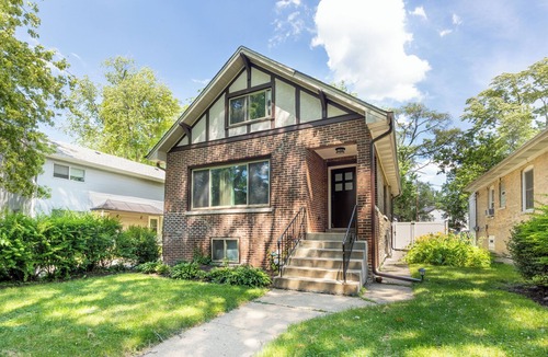 Evanston House | Cozy 4-bedroom house in adorable Evanston with WiFi, AC