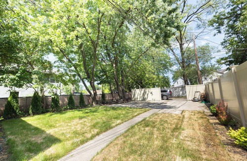 Evanston House | Cozy 4-bedroom house in adorable Evanston with WiFi, AC