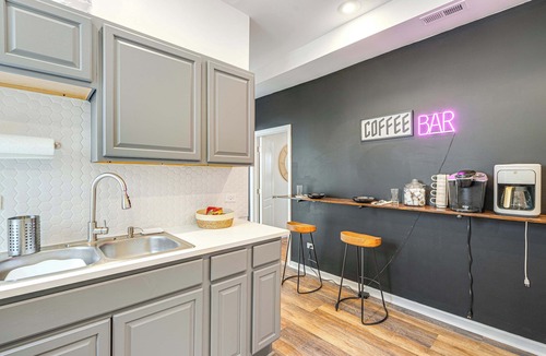 Greater Grand Crossing House | Cozy 4BR Home with Crib & Games, Nearby Sights