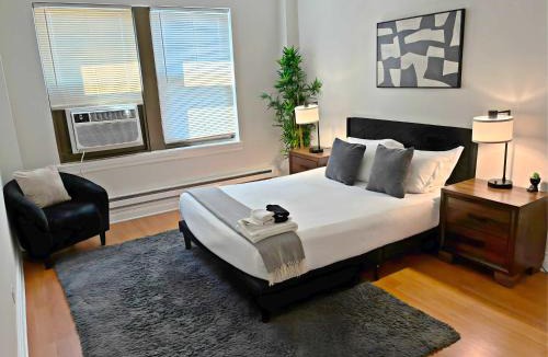 Near North Side Apartment | Cozy and Roomy 2BR in Chicago - LSalle 1802