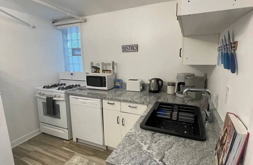 Edgewater Apartment | Cozy Andersonville Unit