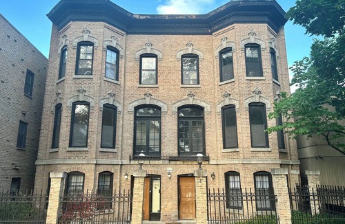 Park West Apartment | Cozy apartment near zoo, DePaul, Oz Park and much more!