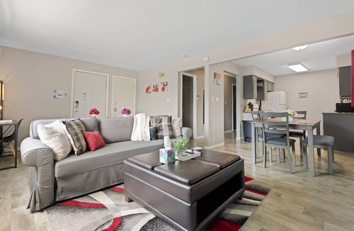 Aurora Apartment | Cozy apt Aurora/Sleeps 8/FREE Wifi/55"TV/Parking