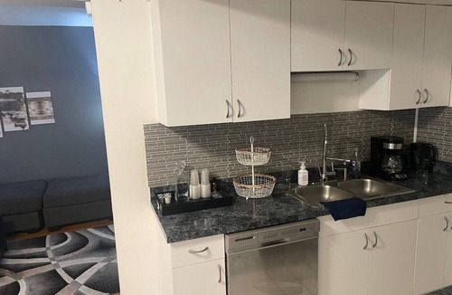 North Kenwood Condo | Cozy Beautiful Condo