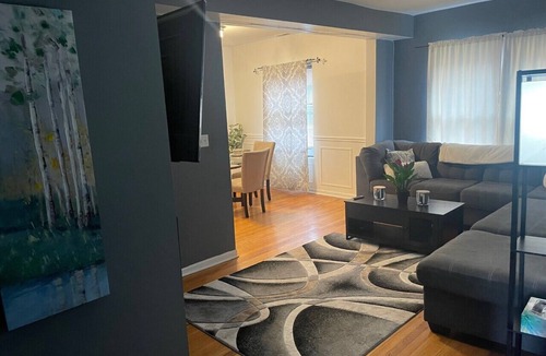North Kenwood Condo | Cozy Beautiful Condo