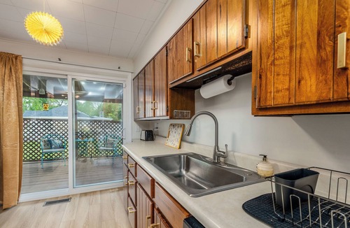 Mount Vernon House | Cozy Bee Hive Cheerful Stay Near Town
