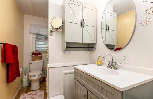 Mount Vernon House | Cozy Bee Hive- Cheerful Stay Near Town