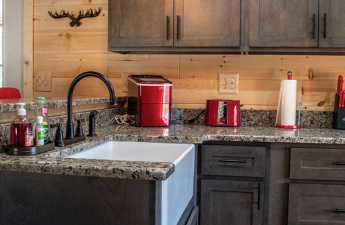 Simpson Cabin | Cozy cabin, hot tub, high speed internet in the heart of the Shawnee