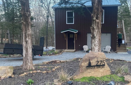 Goreville Cabin | Cozy Cabin in the Woods ,Pet-Friendly! Treehouse feel on the large deck! Pool!