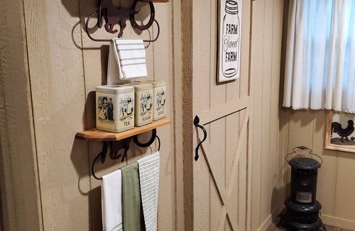 Michael Cabin | Cozy cabin overlooking an exotic animal farm!