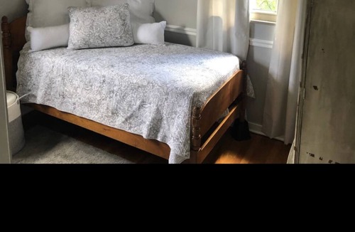 Upper St. Clair Cottage | Cozy Cape Cod with easy commute to the city!