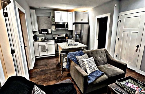 Heart of Chicago Apartment | Cozy Charming Art 🎨 Food🌮 Close to Train 🚉 Parking!