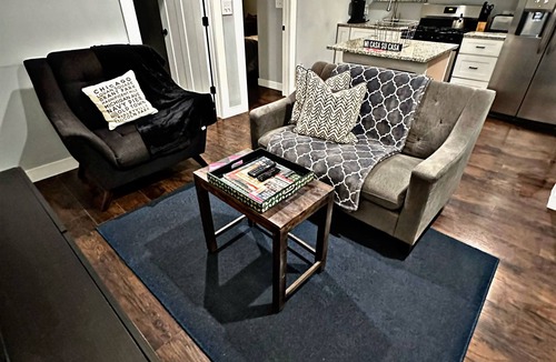 Heart of Chicago Apartment | Cozy Charming Art 🎨 Food🌮 Close to Train 🚉 Parking!