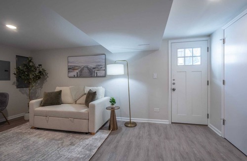 West Ridge Apartment | Cozy Clean Chicago Apartment Free Street Parking Near Downtown Washer & Dryer