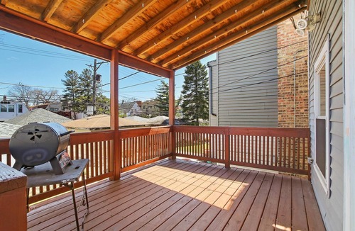 Irving Park House | Cozy & Comfy 5BR Building by O'Hare & Downtown