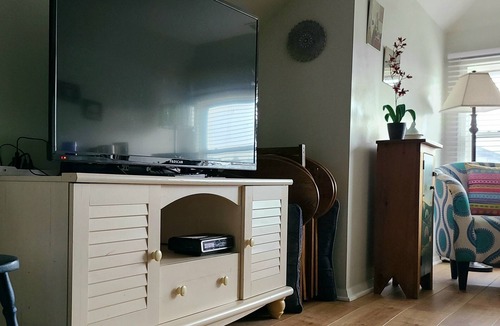 Chicago Apartment | Cozy Comfy Clean 420 Compliant FREE Parking QUIET Neighborhood A GUEST FAVORITE!