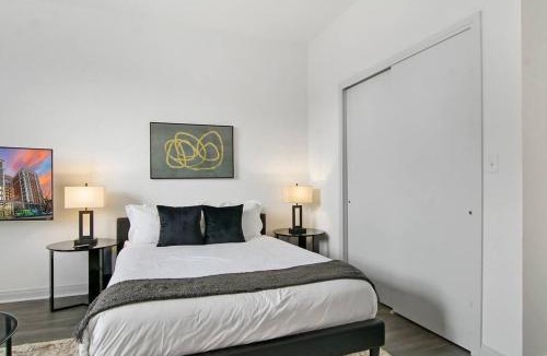 East Hyde Park Apartment | Cozy & Comfy Studio Apt in Chicago - Del Prado 418