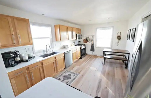 Groveland House | Cozy Cottage in East Peoria!