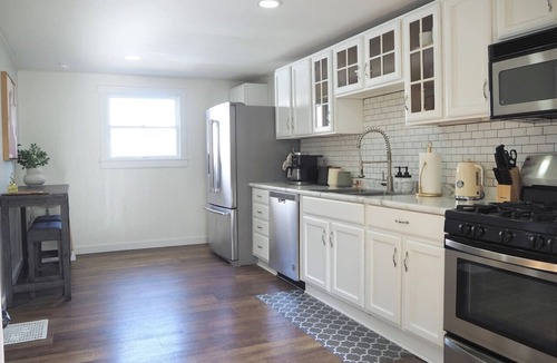 La Salle House | Cozy Cottage w/Hot Tub, 75" TV, Games, Kitchen