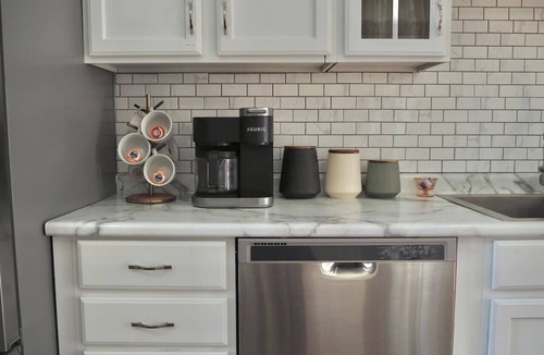 La Salle House | Cozy Cottage w/Hot Tub, 75" TV, Games, Kitchen