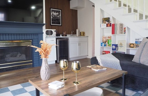 La Salle House | Cozy Cottage w/Hot Tub, 75" TV, Games, Kitchen