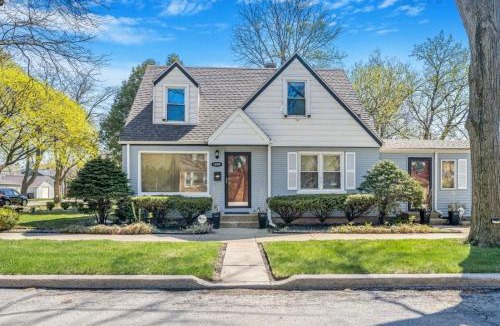 Evanston House | Cozy Evanston Villa with cinema and massage sofa