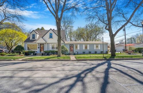 Evanston House | Cozy Evanston Villa with cinema and massage sofa