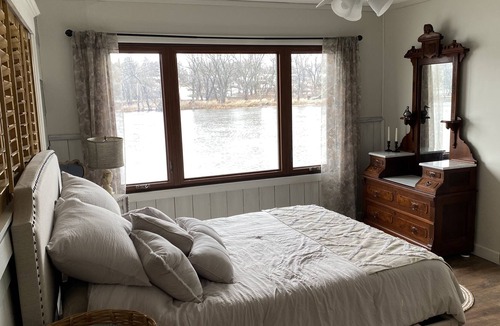 Holcomb House | Cozy Happy RiverHouse with panoramic views of the Rock River