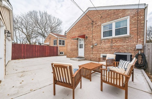 Evergreen Park House | Cozy Home, Extended Stay, near Chicago & Hospitals