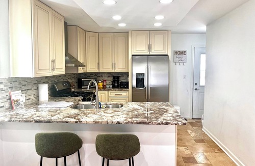 Des Plaines House | Cozy Home near O'Hare & fun Hubs with AC