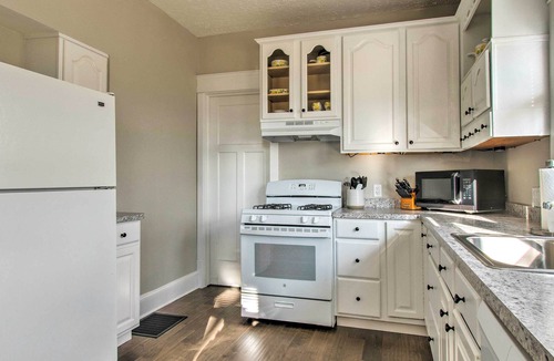 Greenview House | Cozy Illinois Home - Near Fishing & Golfing!