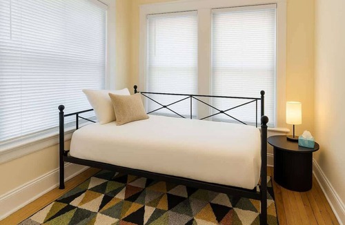 East Albany Park Apartment | Cozy & Inviting 2BR Apartment