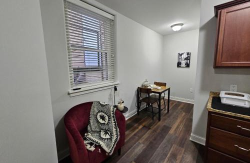 Champaign Apartment | Cozy King Bed Stay at the Historic Inman - 201
