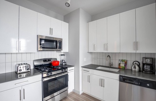 The Loop Apartment | Cozy Loop 1BR w/Deck, Gym, W/D, nr. West Loop & the L, by Blueground
