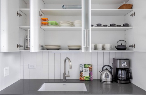 The Loop Apartment | Cozy Loop 1BR w/Deck, Gym, W/D, nr. West Loop & the L, by Blueground