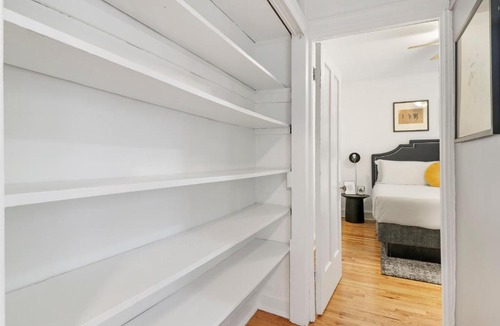 Lake View East Apartment | Cozy Modern 1BR Apt, 10-min Walk to Wrigley Field - Stratford 1E 3E rep