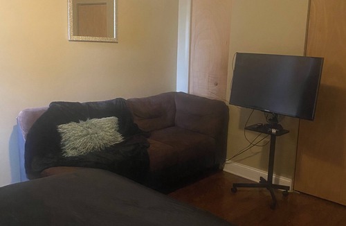 South Shore Apartment | Cozy Modern, 3BRS and 1BA. 5mins from Hyde Park tourist attractions