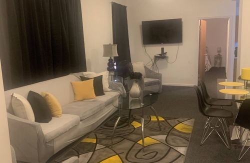 Lawndale Apartment | Cozy Modern -3BRS and 2BAS located10mins from Downtown Chicago