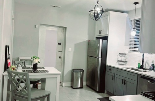 Greater Grand Crossing House | Cozy & Near Downtown, Hyde Park & the Metra