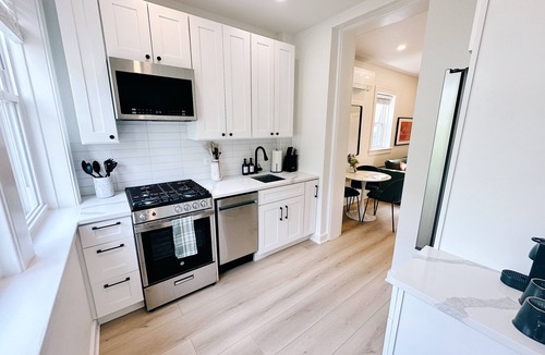 Evanston Apartment | Cozy Neighborhood Escape: Near Northwestern-Chicago-Beaches & More