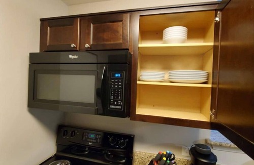 Lombard Condo | Cozy One Bedroom, Washer Dryer, Central Location, Fireplace, Monthly Discounts