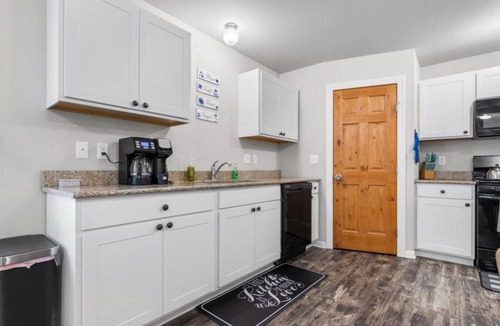Belvidere House | Cozy Pet-Friendly Ranch NoStairs, ideal long stays
