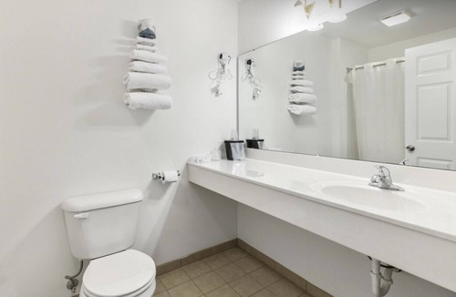 Red Bud Bed & Breakfast | Cozy Petite King + Queen Suite in a Friendly Town!