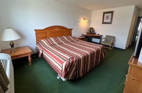 Red Bud Bed & Breakfast | Cozy Petite King + Queen Suite in a Friendly Town!
