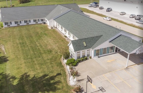 Renault Bed & Breakfast | Cozy Petite Queen Economy Room with Free Parking!