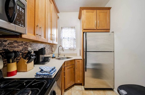 South Side Apartment | Cozy Private Suite w/Driveway Parking & Backyard